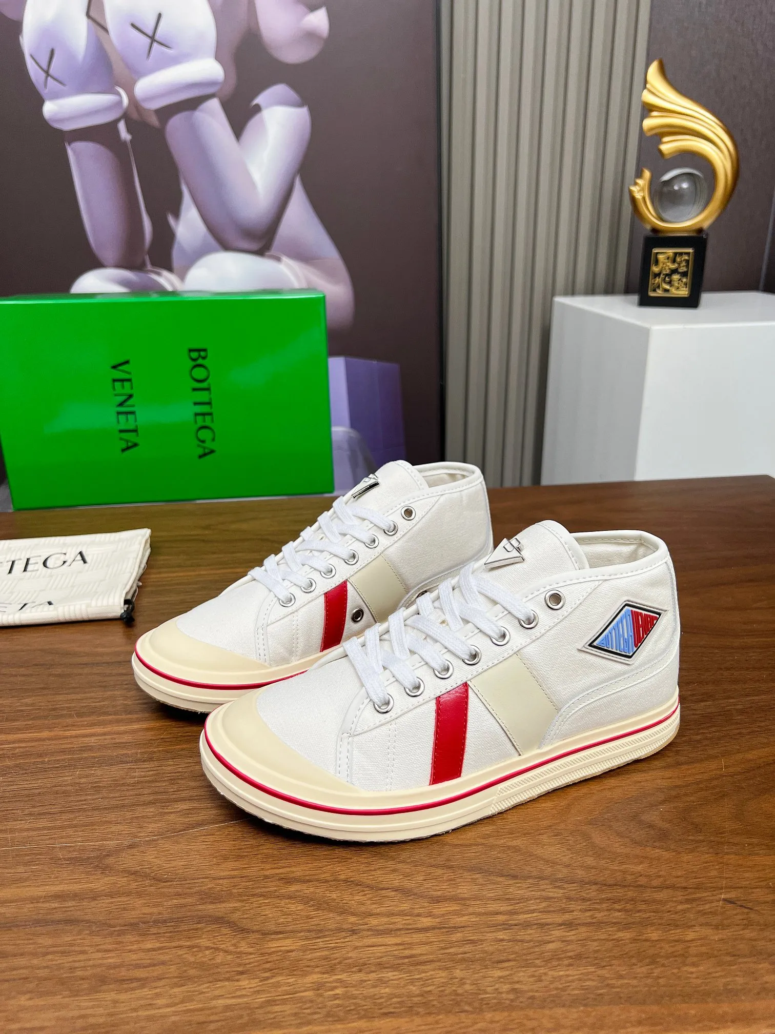 Men's men's shoes 💰520💰 Bottega Veneta BV's latest Eliot series retro basketball shoes casual sports canvas shoes 🔥Become a god when it is launched!🔥 Inspired by retro basketball sneakers, the color combination highlights youthful vitality and perfectly interprets the theme of youth and childlike innocence. The details are also very particular. The summer canvas brings excellent durability and comfort. Designs such as calfskin trim, rubber toe caps and hand-painted retro red lines are full of retro feel. The round toe and convex sole add a modern feel and are suitable for various styles. Easily create a fashionable atmosphere. The upper foot is the focus...can be worn as a couple's shoes...The red lines on each shoe edge are hand-painted, which adds more taste and attitude! ✦Fabric: Original customized high-density canvas + cowhide ✦Inner lining: original customized breathable canvas ✦Insole: movable latex cowhide insole ✦Sole: original molded non-slip and wear-resistant TPU material ✦Sole thickness: 3cm ✦Number of sizes: female size 35--40, female 40 is customized and non-returnable ✦Number: male size 39--45, male 45 is customized and non-returnable